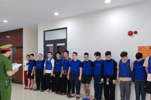 Bắt 13 đối tượng trong đường dây lừa đảo giả danh ngân hàng