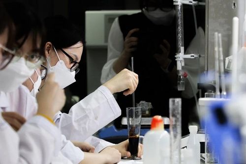 'Nhúng' giảng viên vào thực tế