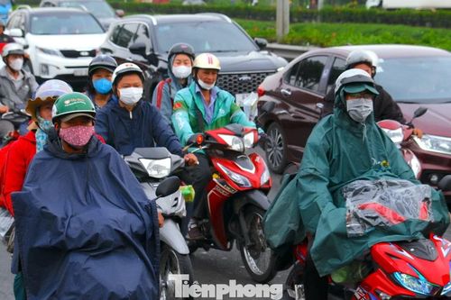 Cửa ngõ TPHCM chật kín người về quê đón Tết trong mưa trái mùa