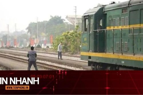 TIN NHANH: Người đàn ông thoát chết trong gang tấc khi cố đi bộ qua đường tàu