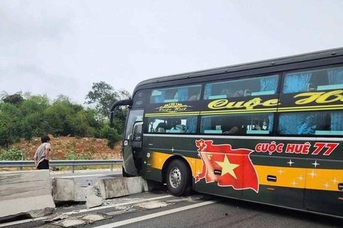 Khách hoảng loạn la hét khi xe mất lái, lao vào dải phân cách trên cao tốc
