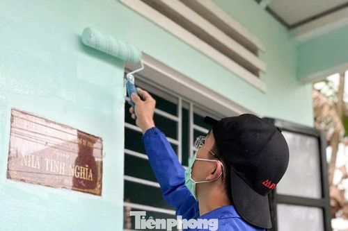 'Áo xanh' sơn sửa nhà giúp các hộ khó khăn đón Tết