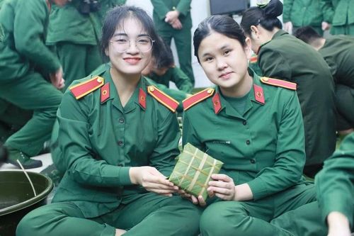 Đón Tết xa nhà, học viên áo lính trổ tài bếp núc, bày mâm ngũ quả