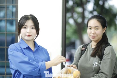 Bán được hơn 1,5 tấn trái cây giữa mưa rét, sinh viên gom vé xe đưa bạn về quê ăn Tết