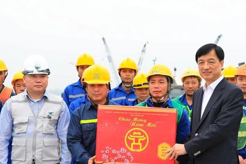 Bí thư Hà Nội chúc Tết cán bộ, kỹ sư, công nhân trên công trường xây dựng cầu Hồng Hà
