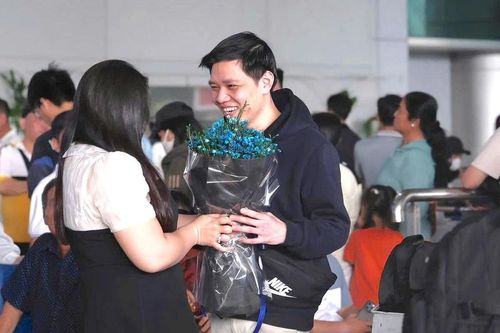 Ga quốc tế sân bay Tân Sơn Nhất nườm nượp đón đưa người thân về ăn Tết