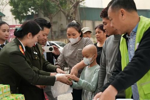 Lan tỏa nghĩa tình từ những 'suất ăn yêu thương' mùa Tết