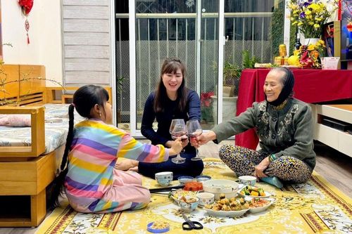 Ở tuổi 73, mẹ tôi đón cái Tết đầu tiên xa quê