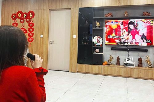 Tết mà, hát cho vui... đến mức đột quỵ thanh quản vì 'Gánh mẹ' xuyên trưa