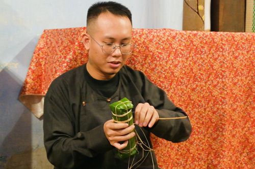 Giới trẻ hào hứng tìm về Tết xưa qua trải nghiệm gói bánh tét cổ truyền