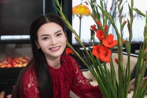 Ngắm nhà NSND Phạm Phương Thảo và Sao Việt đón Tết tràn sắc xuân