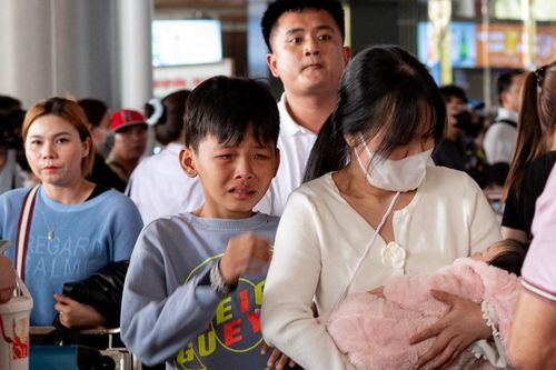 Những khoảnh khắc xúc động ở sân bay Tân Sơn Nhất