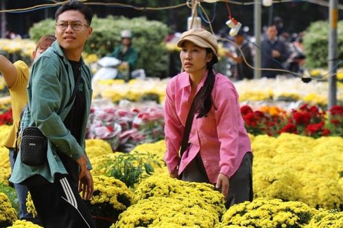 TPHCM mù mịt trong mưa trái mùa, người bán hoa 'ngồi trên đống lửa' ngày cận Tết