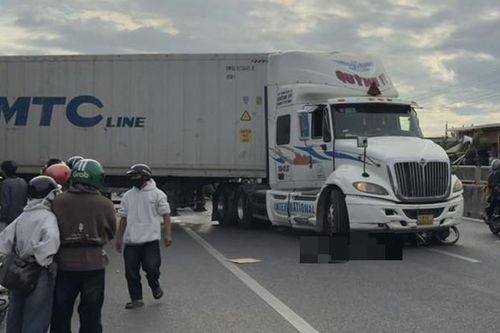Xe máy bị ô tô đầu kéo cuốn vào gầm, 1 người tử vong tại chỗ