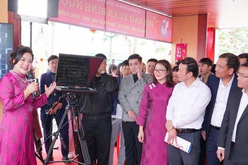 Nghệ An: Người dân háo hức trải nghiệm làm MC Truyền hình tại Hội báo Xuân 2026