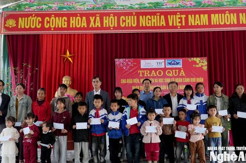 Sở Giáo dục và Đào tạo thăm, tặng quà Tết giáo viên, học sinh vùng cao