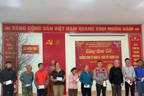 Phó Chủ tịch UBND tỉnh Hoàng Phú Hiền trao quà Tết cho các hộ nghèo tại xã Nghĩa Mai