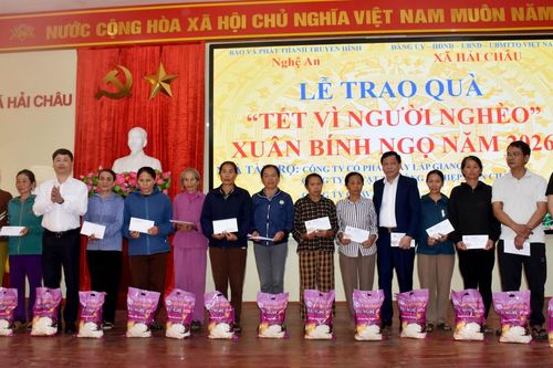 Báo và phát thanh, truyền hình Nghệ An phối hợp nhà tài trợ trao quà 'Tết vì người nghèo' tại xã Minh Châu, Hải Châu