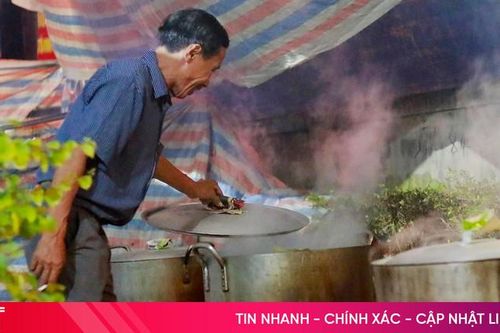 Cơ sở bánh chưng, giò chả ở Hà Tĩnh 'đỏ lửa' ngày đêm