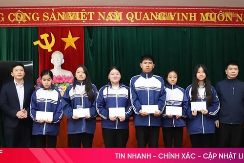 Nhiều phần quà tết đến với giáo viên và học sinh khó khăn