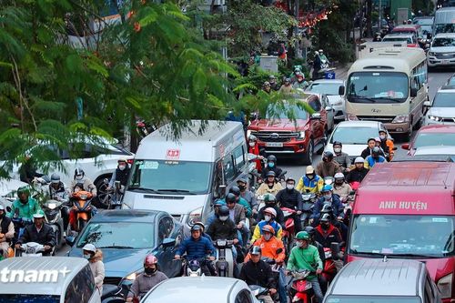 Đường phố Hà Nội 'chật như nêm' cả ngày lẫn đêm những ngày cận Tết