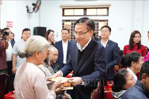 Ủy viên Bộ Chính trị, Bộ trưởng Bộ Ngoại giao Lê Hoài Trung tặng quà Tết tại Huế