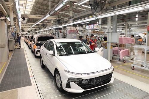 Tiêu thụ ô tô tại Việt Nam tăng đến 95% trong tháng đầu năm