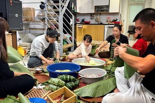 Gói bánh chưng, gói cả một mùa Tết cho trẻ