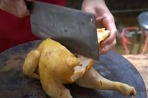 Một phút sơ sẩy khi chặt thịt gà, người đàn ông 57 tuổi đối mặt nguy cơ tàn phế bàn tay
