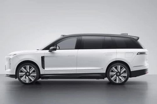 SUV lớn hơn Rolls-Royce Cullinan, công suất gần 700 mã lực