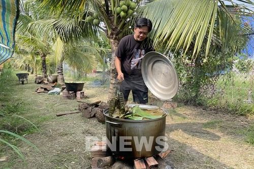 Gói bánh tét miền Tây, trải nghiệm Tết đậm hồn quê