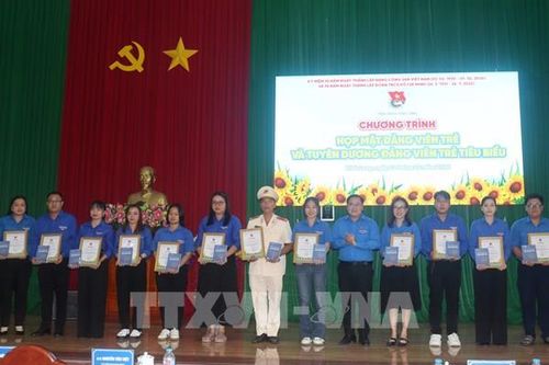 Bồi dưỡng nguồn đảng viên trẻ cho phát triển bền vững Vĩnh Long