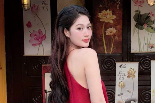 Đoàn Thiên Ân e ấp diện áo yếm đỏ rực những ngày cận Tết