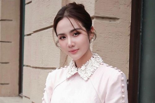 Huyền Lizzie dịu dàng đón xuân trong tà áo dài