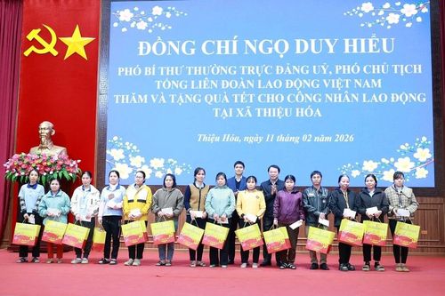 Phó Chủ tịch Tổng LĐLĐ Việt Nam Ngọ Duy Hiểu trao quà cho đoàn viên công đoàn có hoàn cảnh khó khăn tại xã Thiệu Hóa