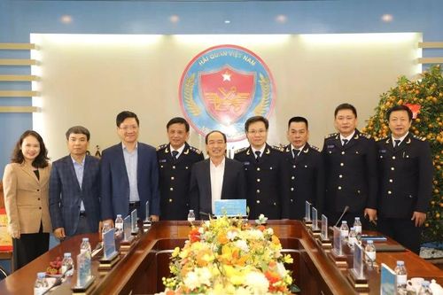 Phó Chủ tịch Thường trực HĐND tỉnh Lê Tiến Lam chúc Tết cơ quan Hải quan và Kho bạc Nhà nước