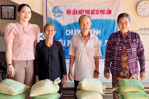 Giúp nhau vượt khó
