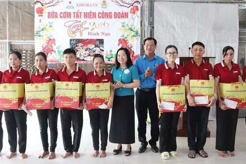 Phó Chủ tịch Thường trực Tổng Liên đoàn Lao động Việt Nam Thái Thu Xương chúc tết đoàn viên, người lao động tại An Giang