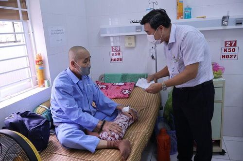 Hội Bảo trợ bệnh nhân nghèo tỉnh An Giang tặng quà tết cho 100 bệnh nhân