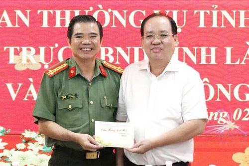 Phó Chủ tịch Thường trực UBND tỉnh An Giang Nguyễn Thanh Phong chúc tết Công an tỉnh và lực lượng kiểm soát quân sự tỉnh