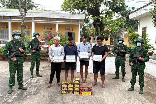 Bắt quả tang các đối tượng vận chuyển pháo trái phép qua biên giới An Giang