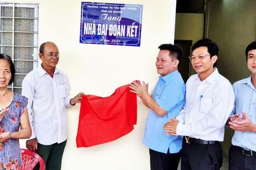 Bàn giao nhà Đại đoàn kết tại xã Tri Tôn
