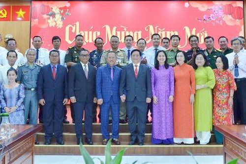 Đoàn đại biểu tỉnh Takeo thăm, chúc tết UBND tỉnh An Giang