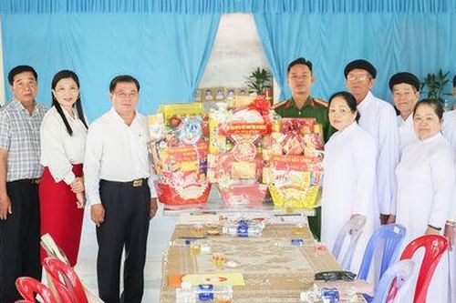 Phó Chủ tịch Thường trực Ủy ban MTTQ Việt Nam tỉnh An Giang Lê Thanh Việt chúc tết các tổ chức tôn giáo
