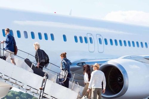 Tại sao hành khách luôn lên máy bay từ cửa bên trái? Bí mật vận hành ít người biết