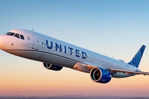 Nam tiếp viên United Airlines gây sốt khi quỳ xuống an ủi hành khách lỡ chuyến