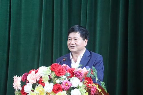 Phó Bí thư Thường trực Tỉnh ủy, Chủ tịch HĐND tỉnh Lê Thành Đô thăm, tặng quà tại xã Mường Lạn
