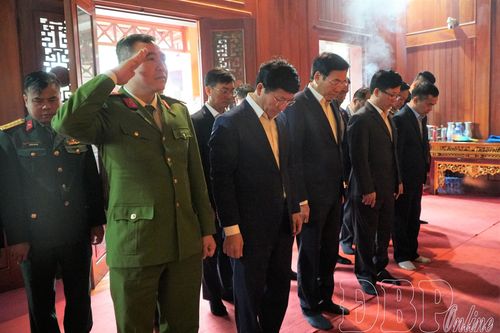Bộ trưởng, Chủ nhiệm Văn phòng Chính phủ Trần Văn Sơn dâng hương tại Nhà tưởng niệm Đại tướng Võ Nguyên Giáp
