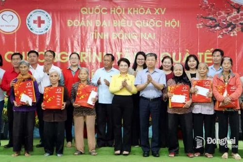Ủy viên Trung ương Đảng, Phó Bí thư Đảng ủy Quốc hội Vũ Hải Hà tặng quà Tết cho người dân Đồng Nai