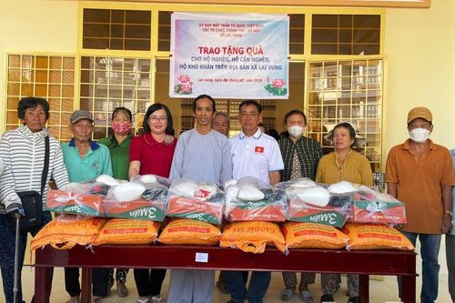 Xã Lai Vung: Tặng 550 phần quà cho bà con nghèo đón tết